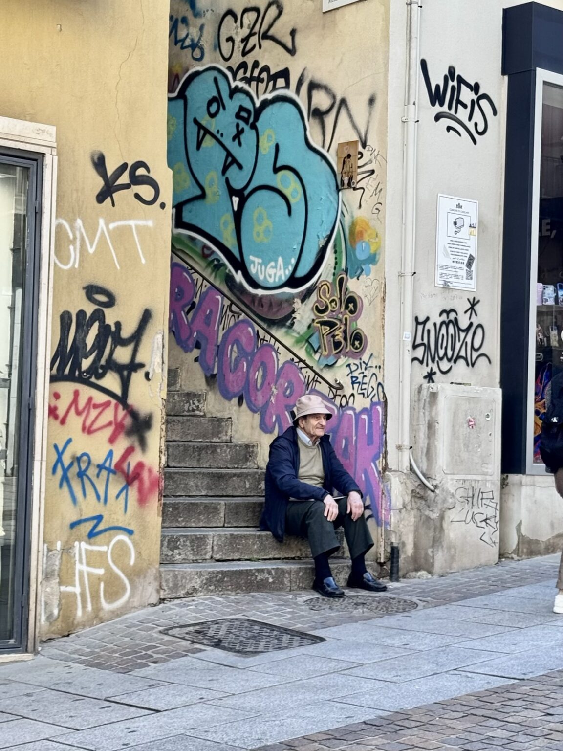 Mann auf Treppe in Cagliari