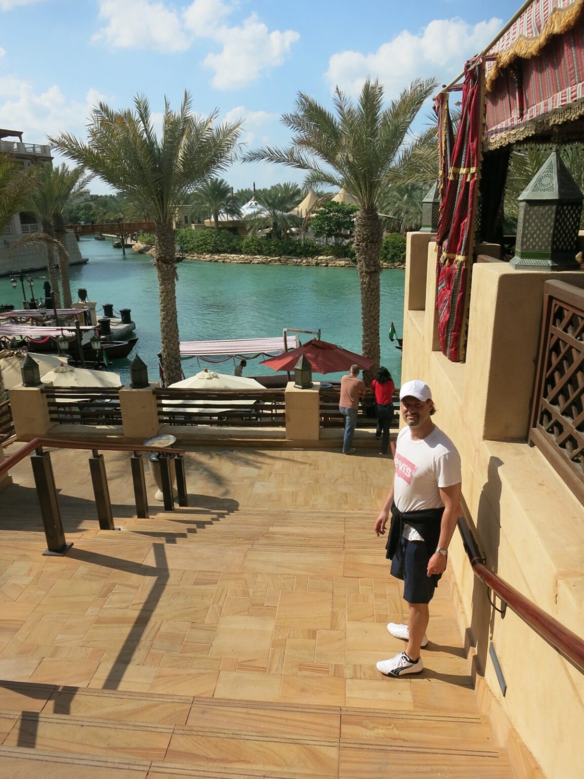 Mann auf Treppe in Dubai