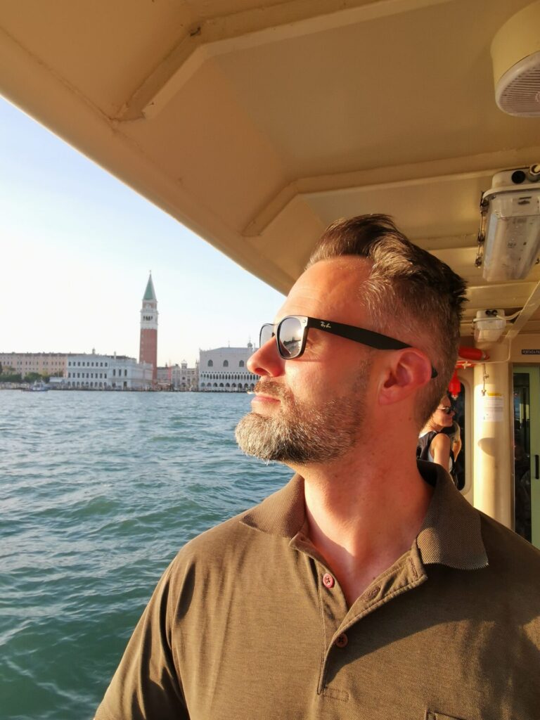 Mann im Vaporetto in Venedig