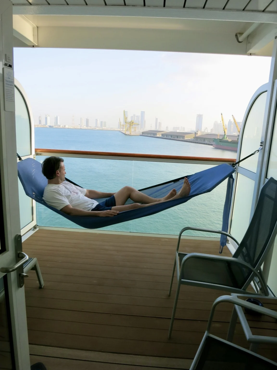 Mann in Hängematte auf Kreuzfahrtschiff in Abu Dhabi