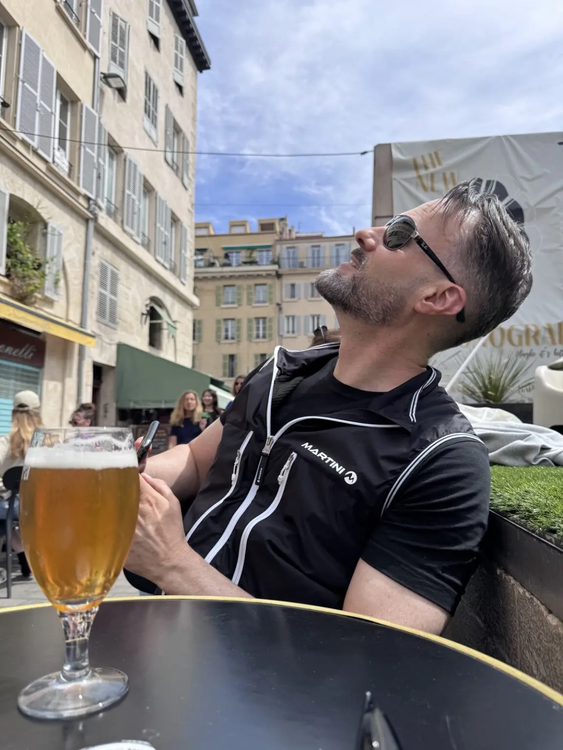 Mann vor Lokal im Zentrum von Marseille