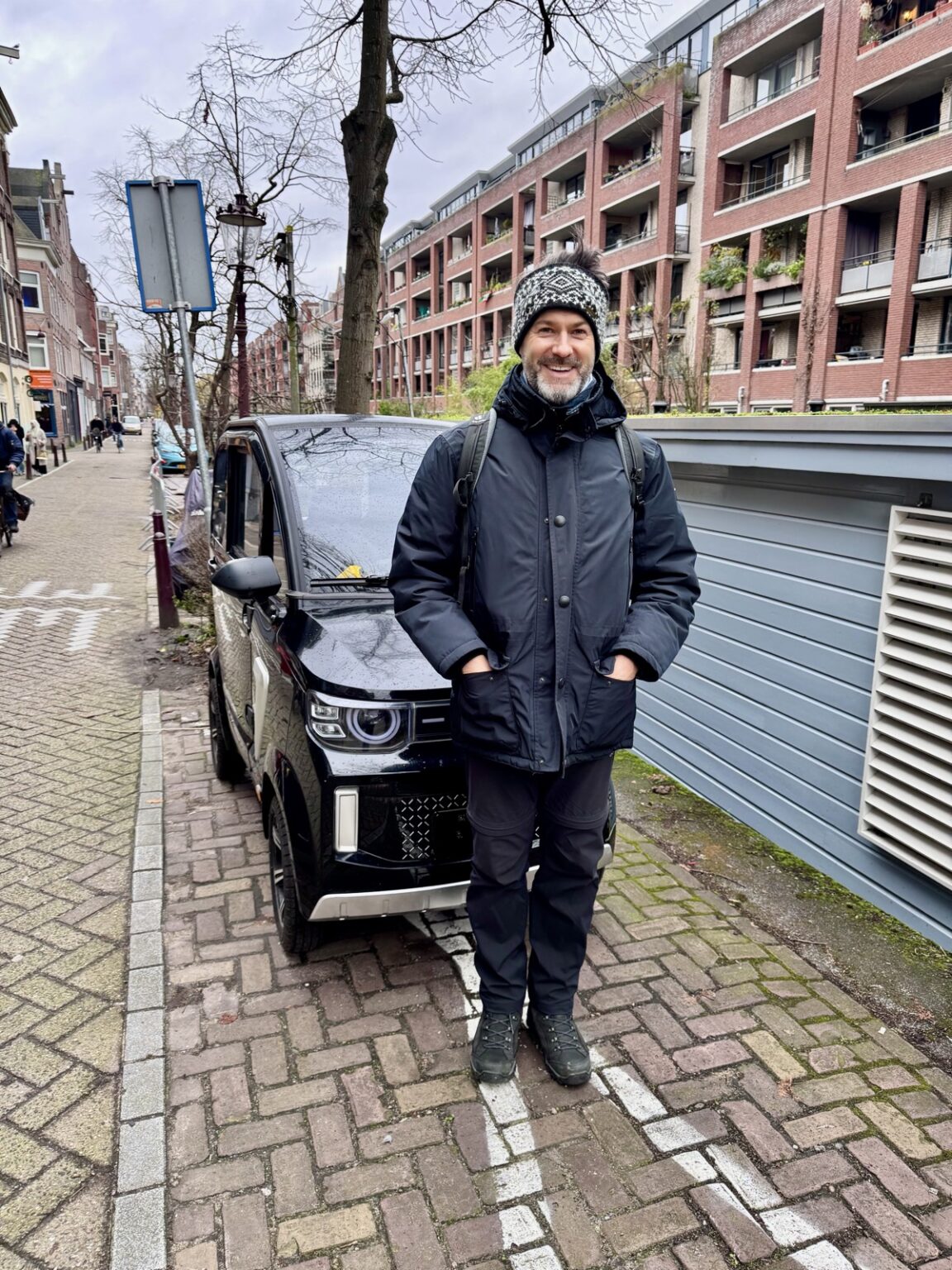 Mann mit kleinem Auto in Amsterdam