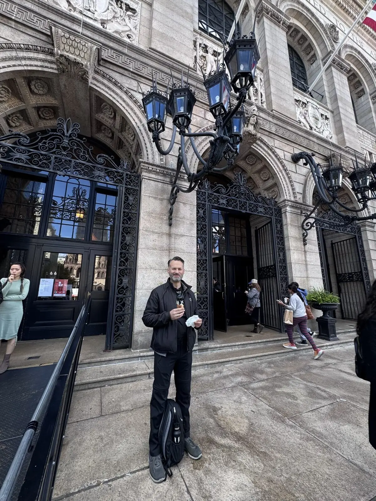 Mann vor Boston Public Library