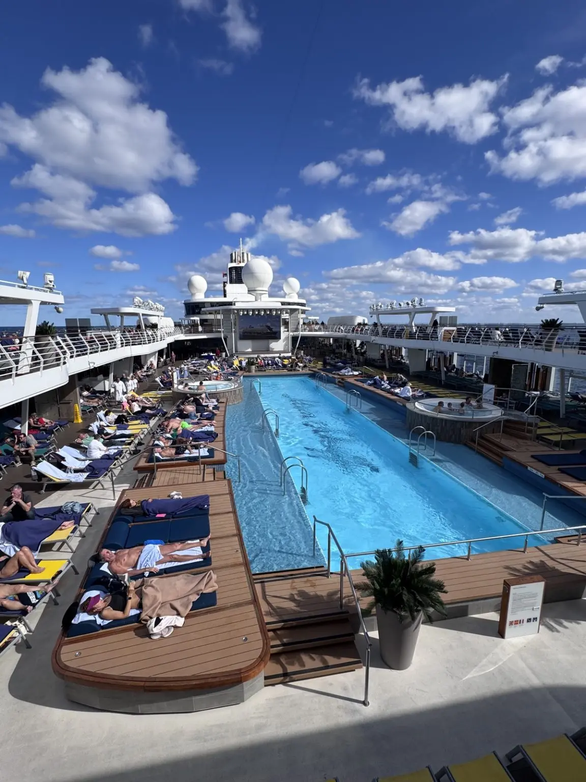 Pooldeck Mein Schiff 1