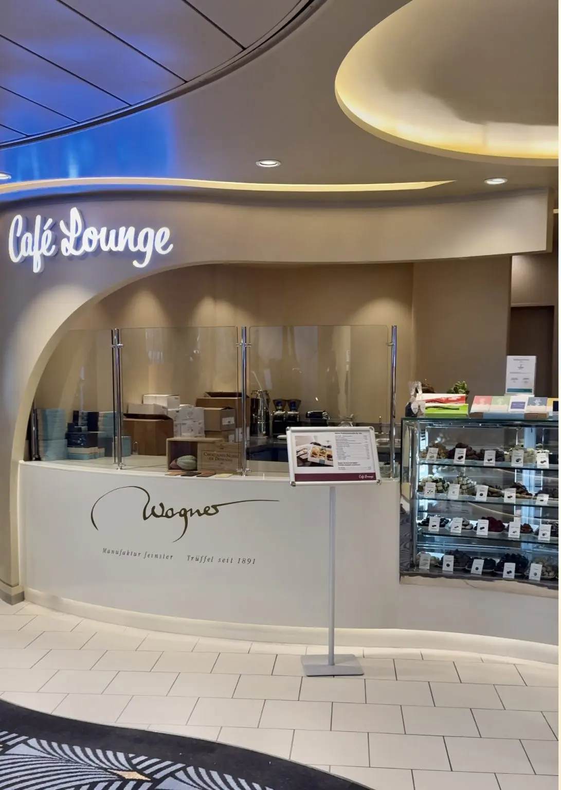 Cafe Lounge Mein Schiff 3