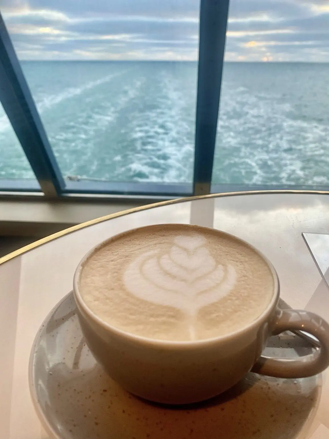 Café Lounge Mein Schiff 3