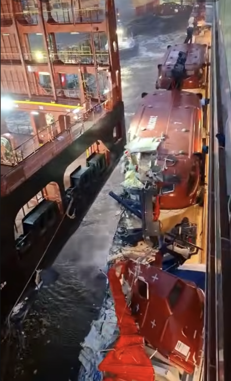 Mein Schiff 3 Schaden nach Kollission in Bremerhaven via CruiseOfficerAlex
