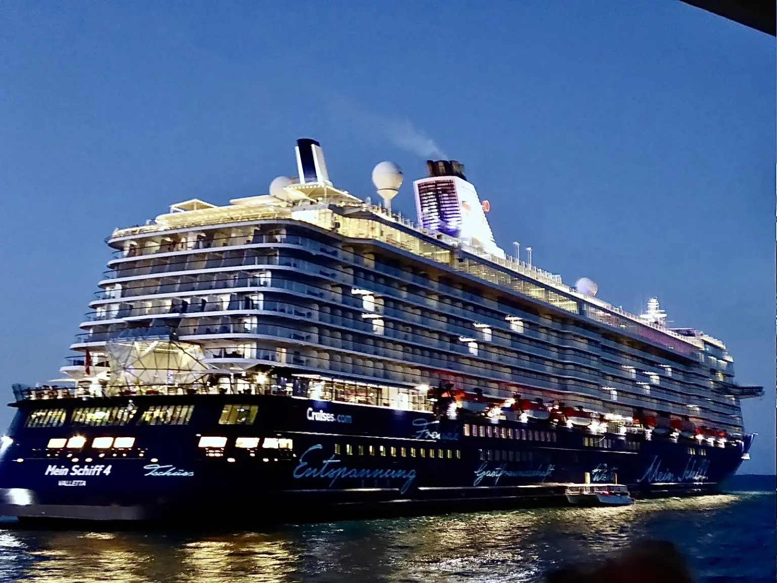 Mein Schiff 4 bei Nacht