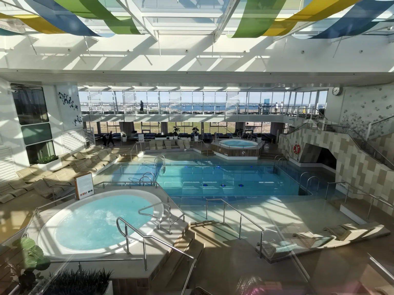 Mein Schiff 4 Innenpool