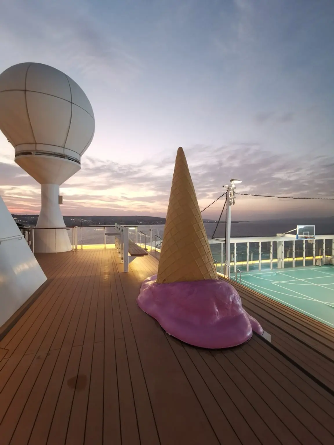 Mein Schiff 5 Arena mit Dekoeis