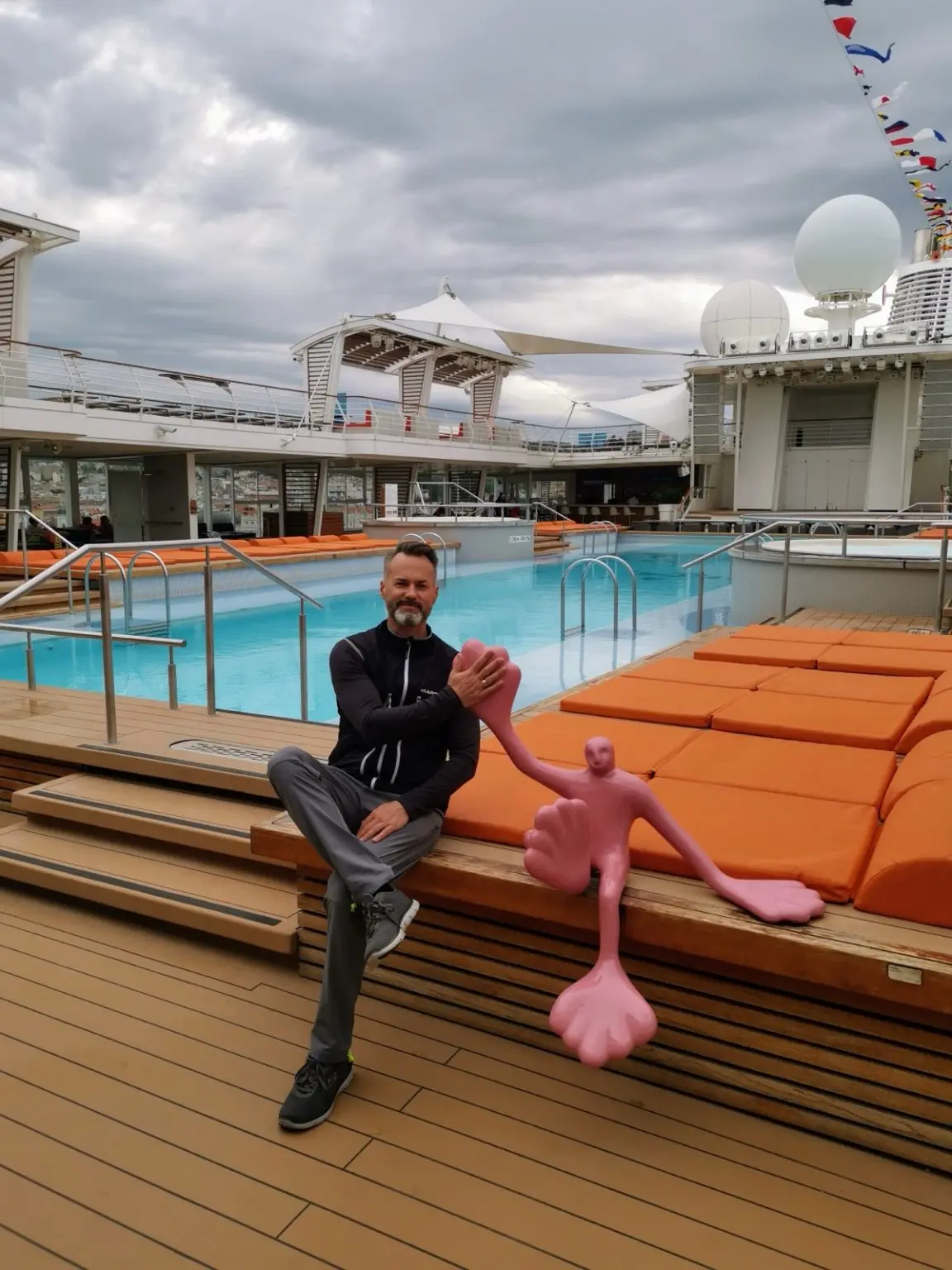 Mein Schiff 5 Pool mit Mann und Figur