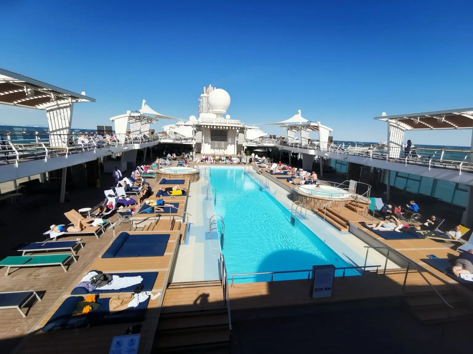 Mein Schiff 6 Außenpool