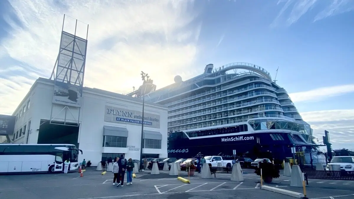 Mein Schiff im Hafen Boston