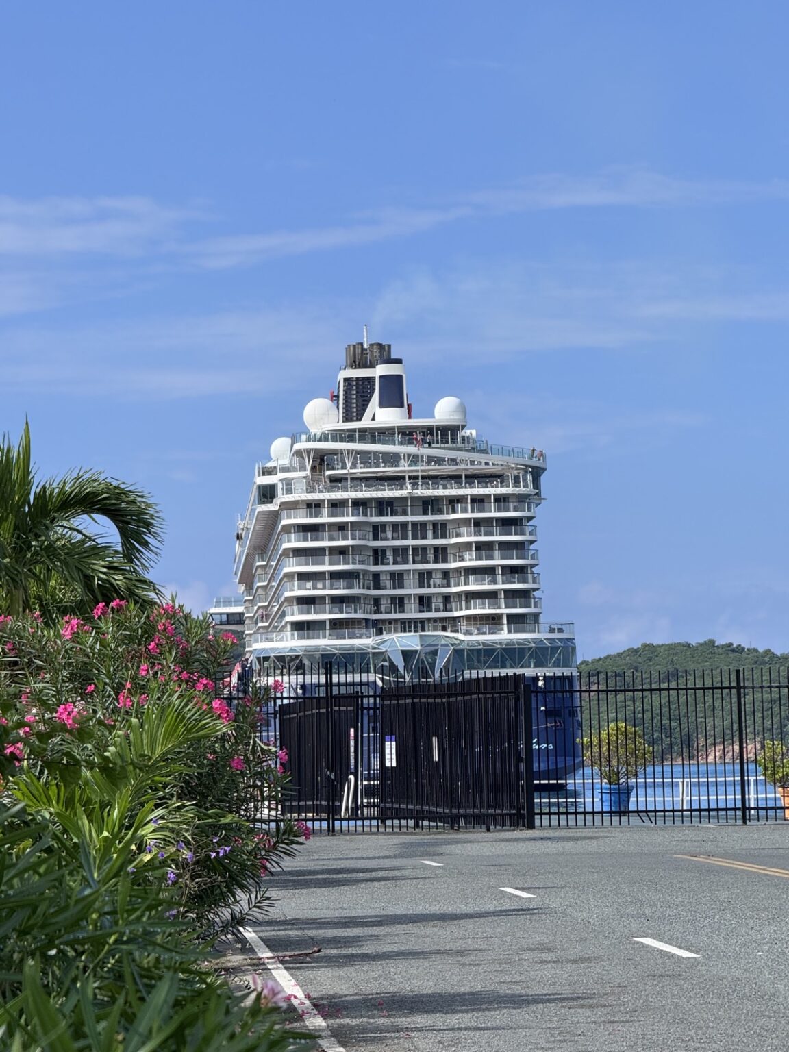 Mein Schiff am Hafen St. Thomas