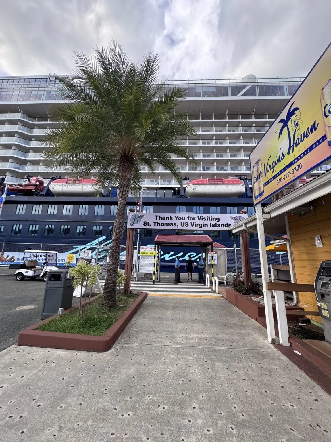Mein Schiff am Hafen St. Thomas