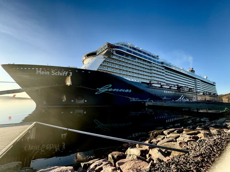 Mein Schiff 3 am Hafen Kristiansand