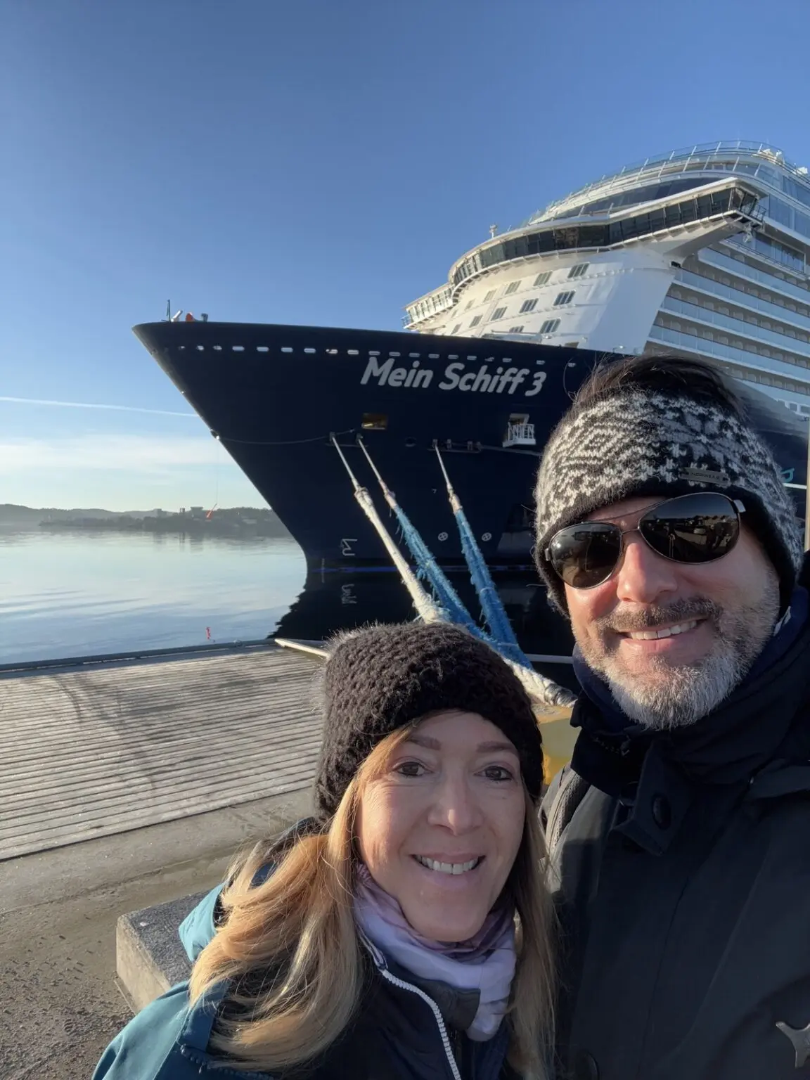 Pärchen und Mein Schiff 3 am Hafen Kristiansand