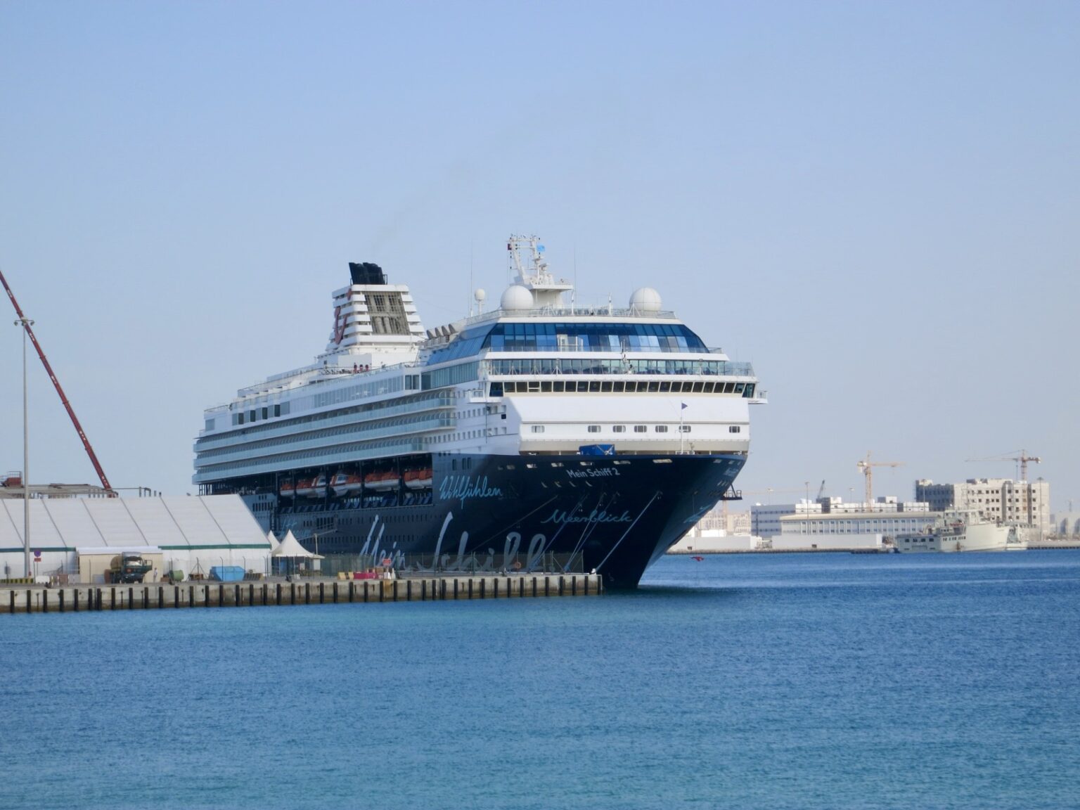 Hafen Abu Dhabi mit Mein Schiff