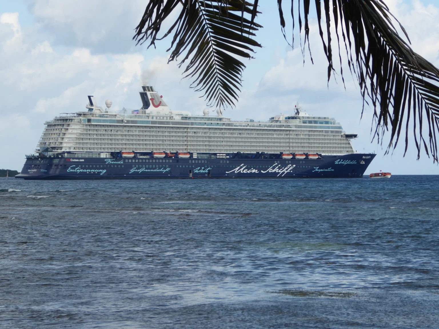 Mein Schiff am Hafen Roatan Honduras