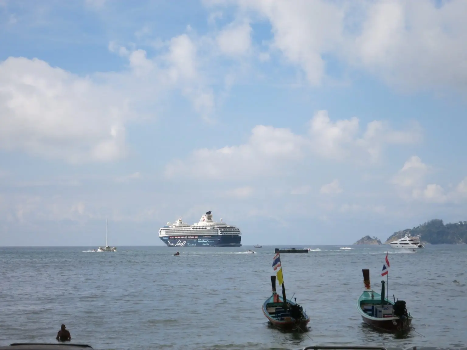 Schiffe vor der Küste Phuket
