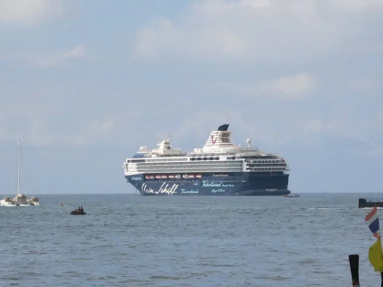 Mein Schiff vor Anker in Phuket