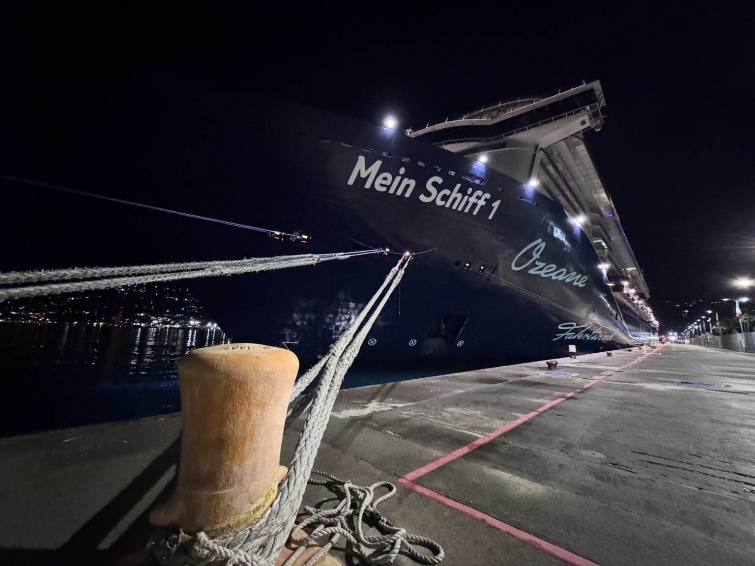 Mein Schiff am Hafen St. Thomas