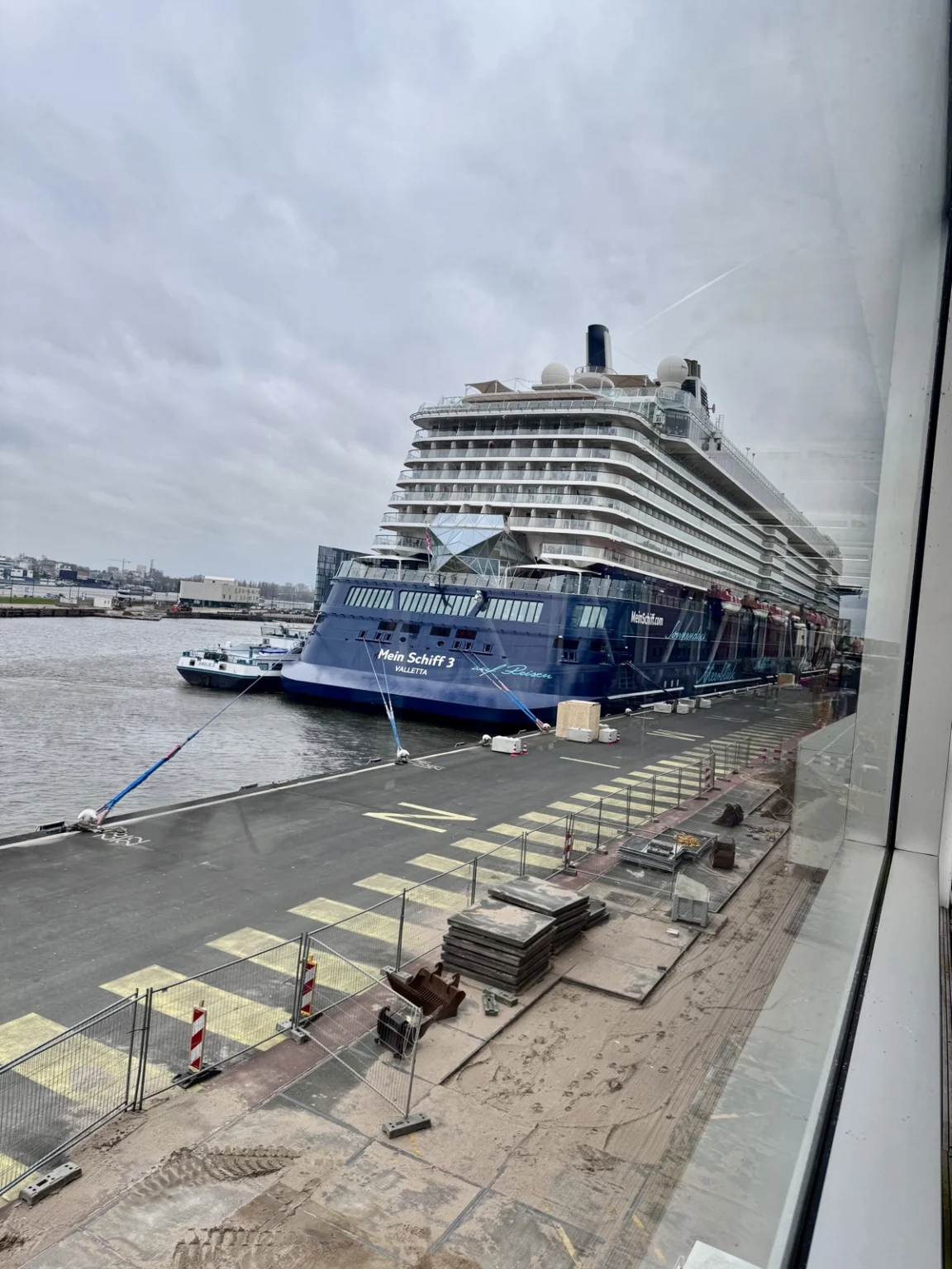Mein Schiff am Hafen Amsterdam