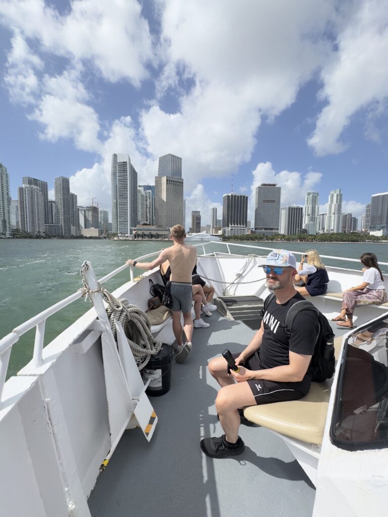 Ausflugsboot mit Skyline Miami