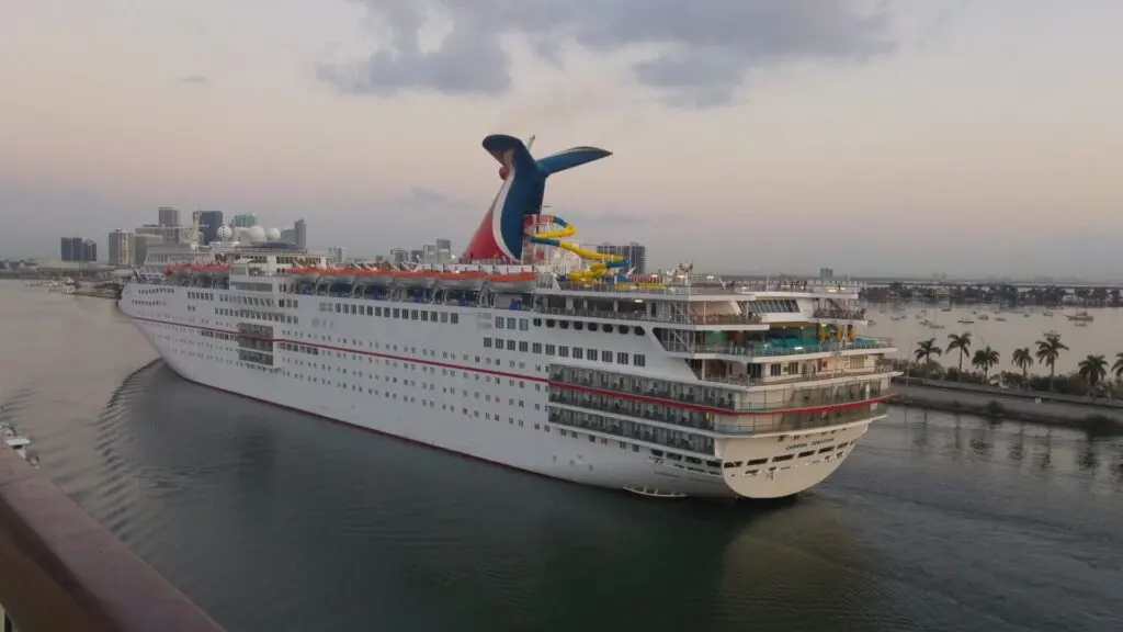 Kreuzfahrtschiff am Hafen von Miami bei Nacht
