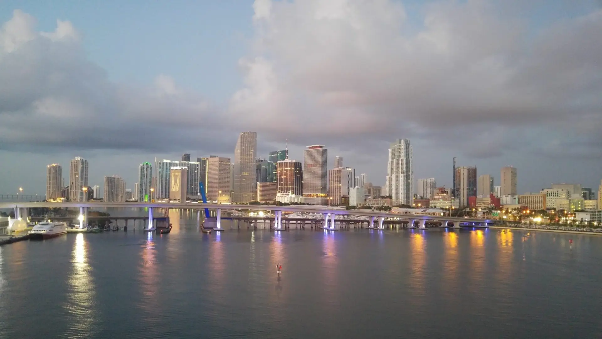 Hafen von Miami bei Nacht