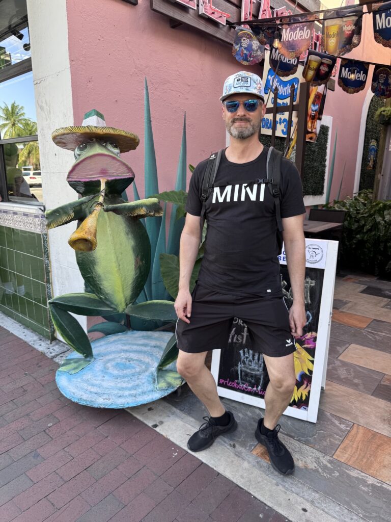 Mann mit Frau in Little Havana in Miami