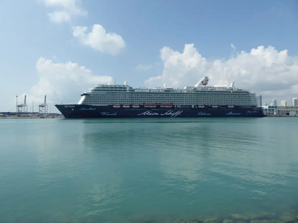 Mein Schiff im Hafen von Miami
