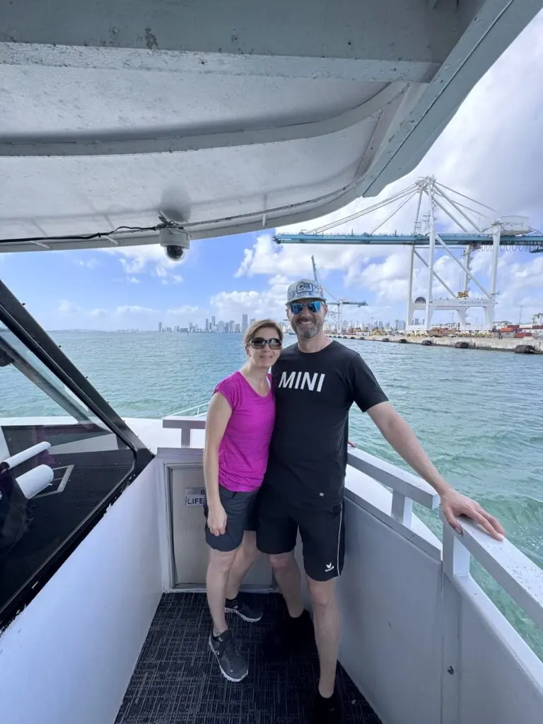 Pärchen auf einem Boot in Miami