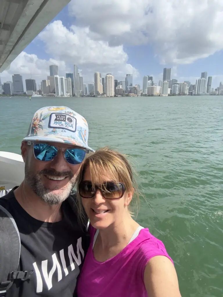 Pärchen auf Boot im Miami