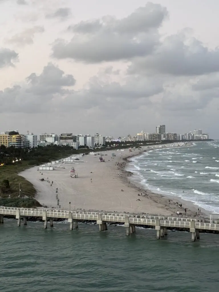 Hafeneinfahrt Miami mit Strand