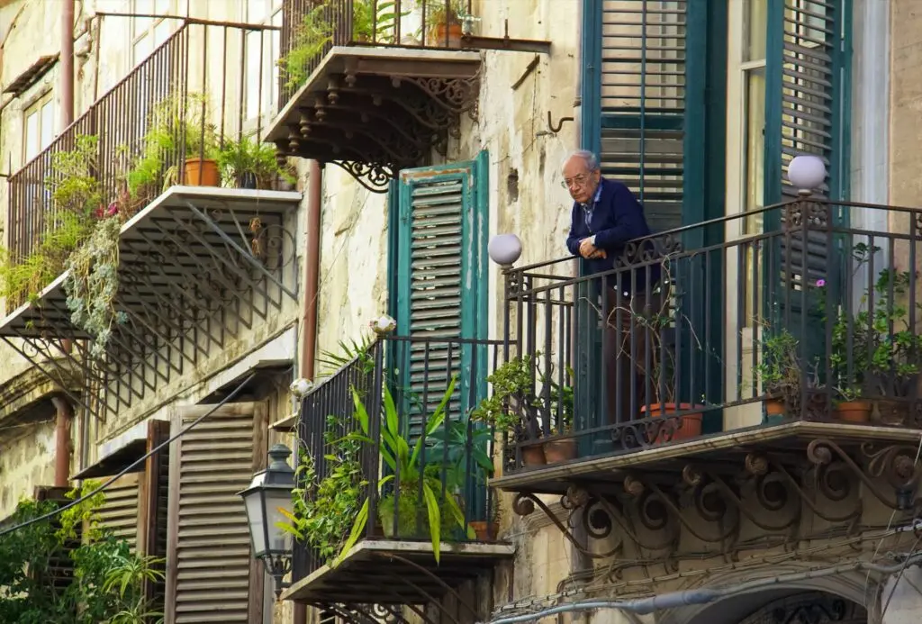 Mann auf Balkon im Palermo Stadt