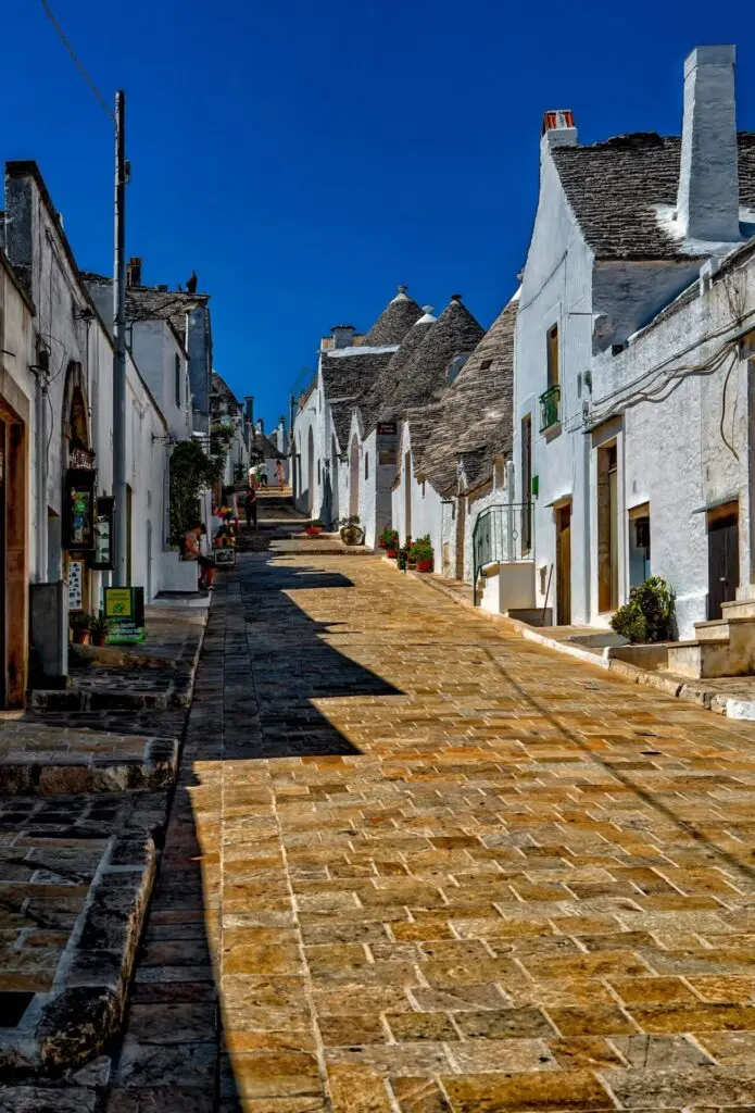Gasse in Alberobello mit Trulli Häuser 