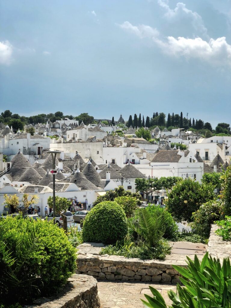 Blick auf Alberobello mit Trulli Häuser 