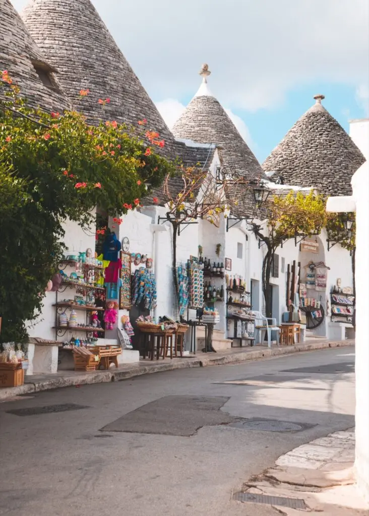 Gasse in Alberobello mit Trulli Häuser