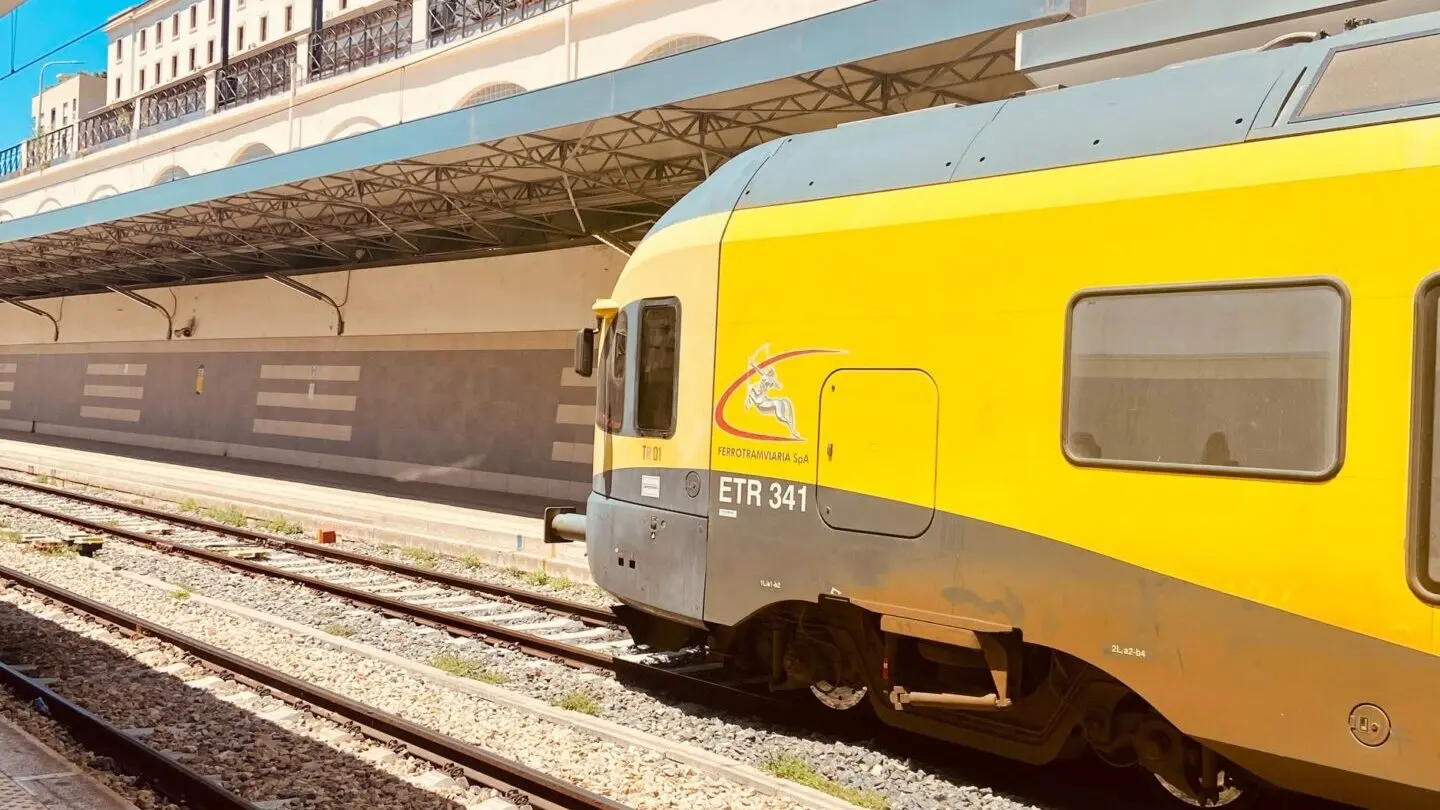 Bahnsteig mit gelbem Zug in Bari