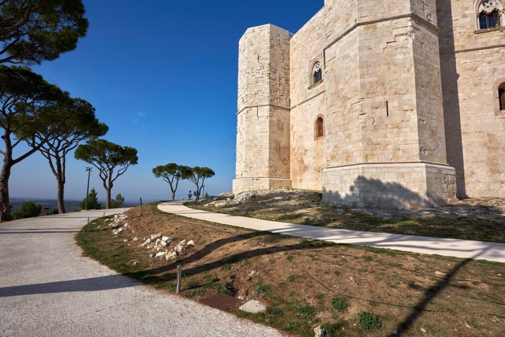 Zugang zum Castel del Monte in Italien