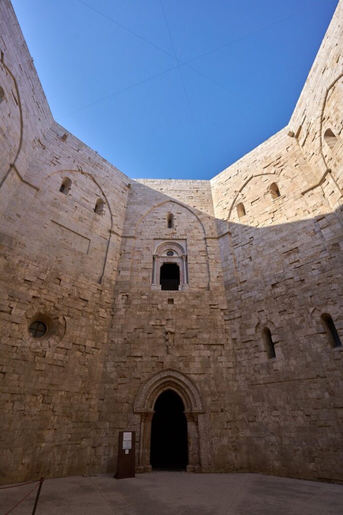 Innenhof von Castel del Monte in Italien
