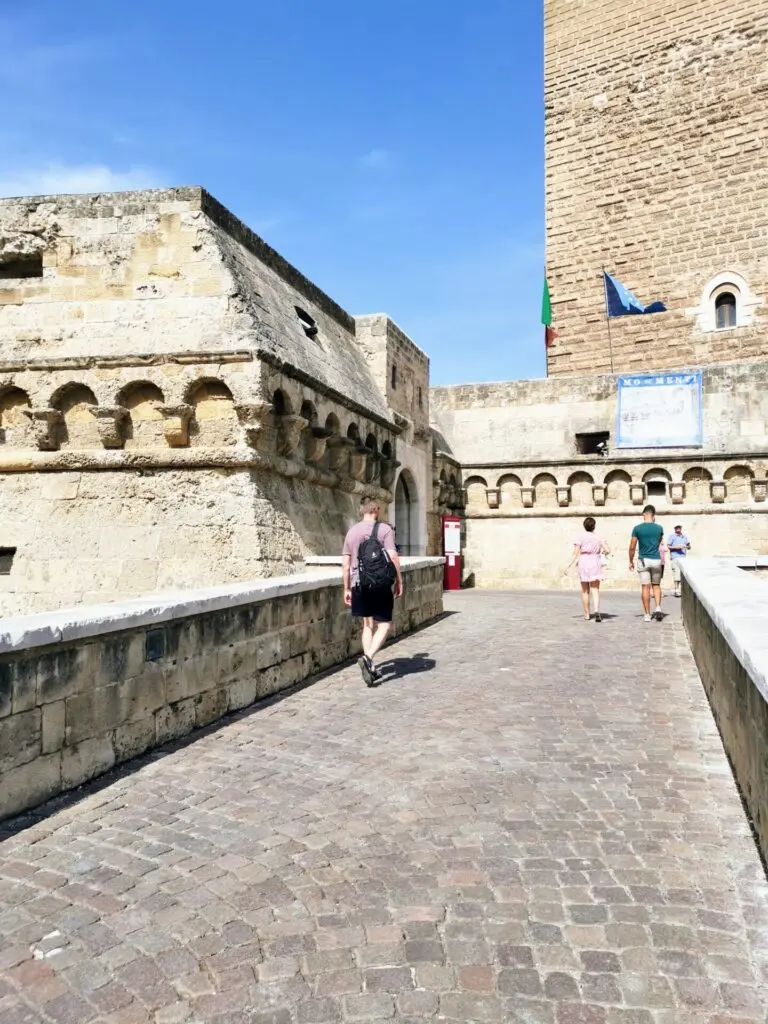 Eingang Castello Svevo di Bari in Italien