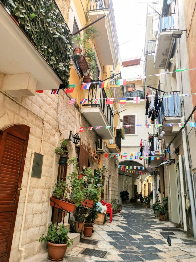 Bunte Gasse in der Altstadt von Bari