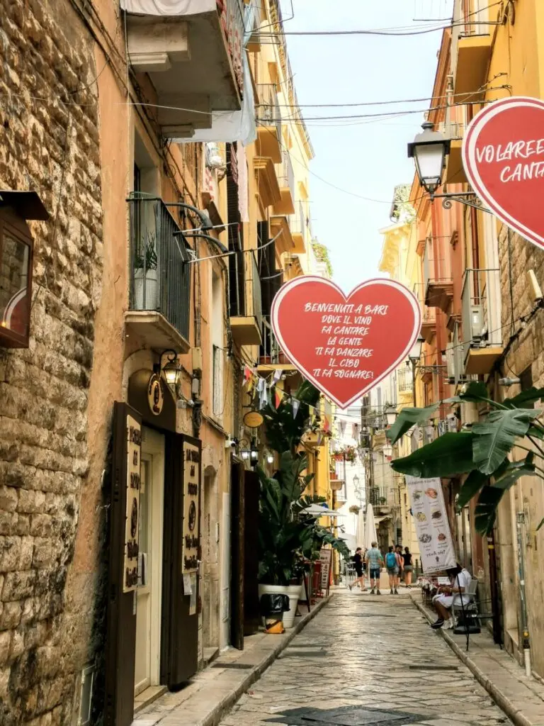 Bunte Gasse in der Altstadt von Bari