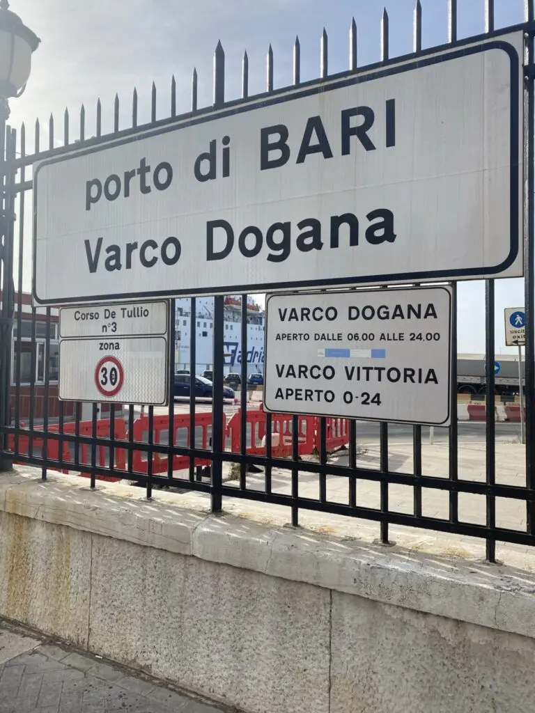 Beschilderung Hafen Bari