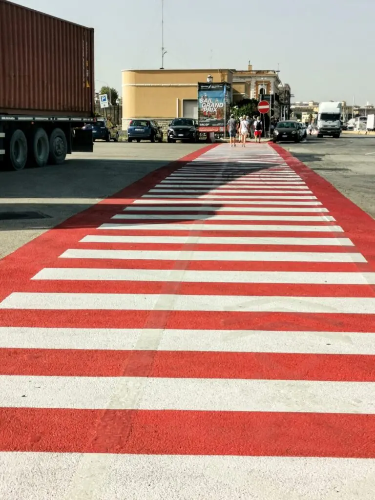 Fußgängerweg am Hafen von Bari