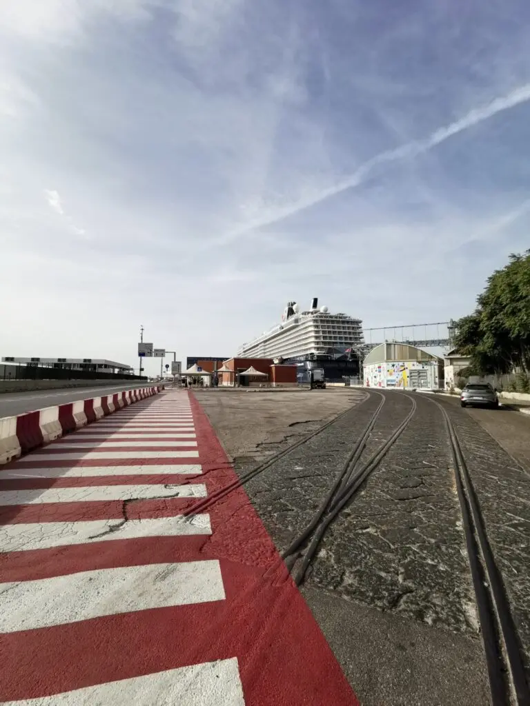 Fußweg am Hafen von Bari
