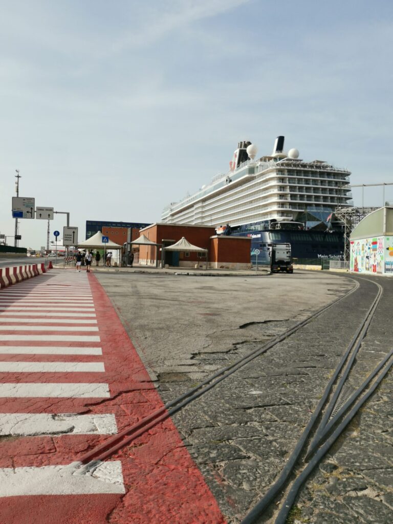 Mein Schiff am Hafen von Bari in Italien