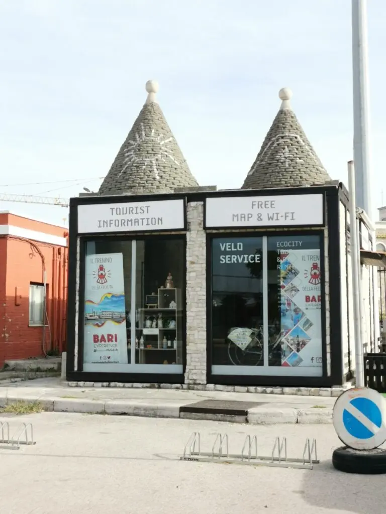 Info-Center am Hafen von Bari